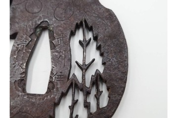 時代武具　武州住 赤坂忠時作　鉄地　透かし鍔　外箱付き　(R-086814)