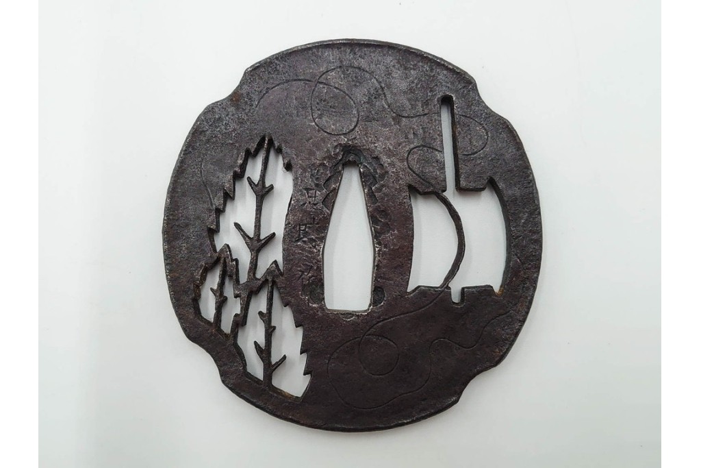 時代武具　武州住 赤坂忠時作　鉄地　透かし鍔　外箱付き　(R-086814)