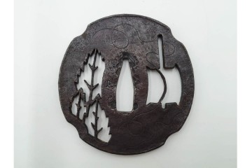 時代武具　武州住 赤坂忠時作　鉄地　透かし鍔　外箱付き　(R-086814)