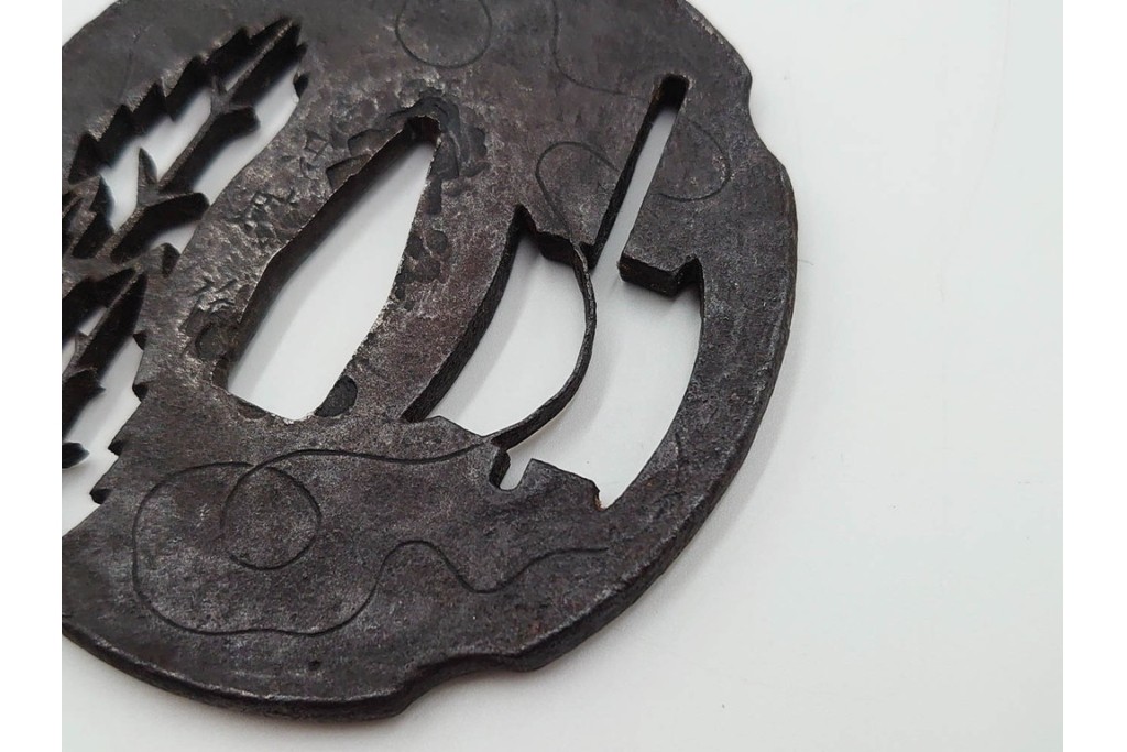 時代武具　武州住 赤坂忠時作　鉄地　透かし鍔　外箱付き　(R-086814)