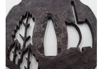 時代武具　武州住 赤坂忠時作　鉄地　透かし鍔　外箱付き　(R-086814)