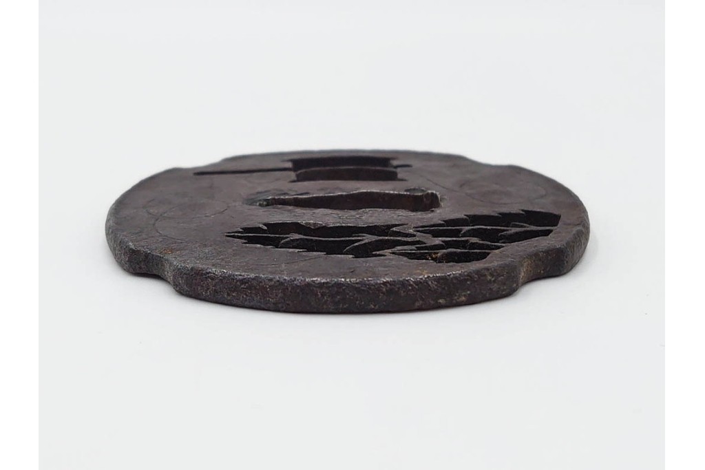 時代武具　武州住 赤坂忠時作　鉄地　透かし鍔　外箱付き　(R-086814)