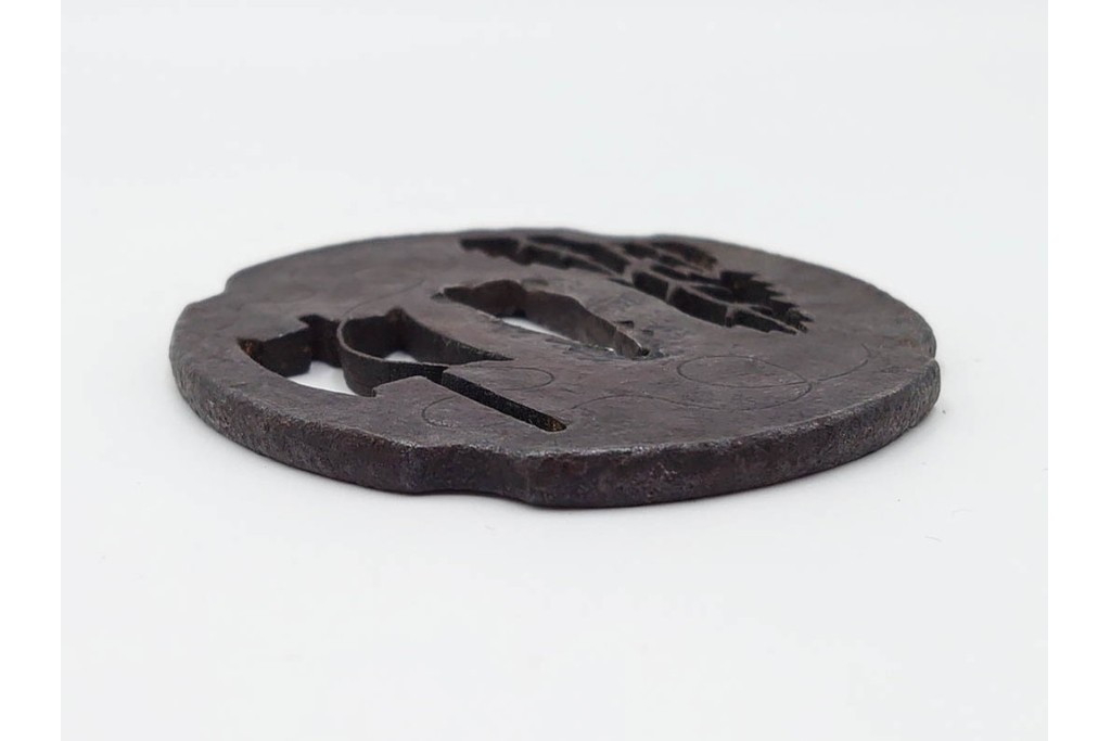 時代武具　武州住 赤坂忠時作　鉄地　透かし鍔　外箱付き　(R-086814)