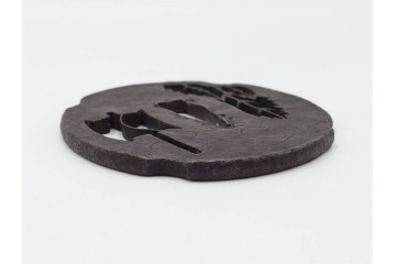 時代武具　武州住 赤坂忠時作　鉄地　透かし鍔　外箱付き　(R-086814)