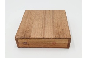 時代武具　武州住 赤坂忠時作　鉄地　透かし鍔　外箱付き　(R-086814)