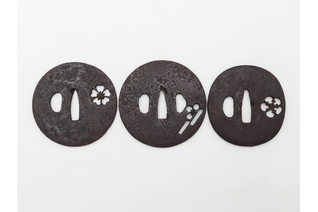 時代武具　鉄地丸形　桜透と梅透の鍔3点セット　(R-086818)