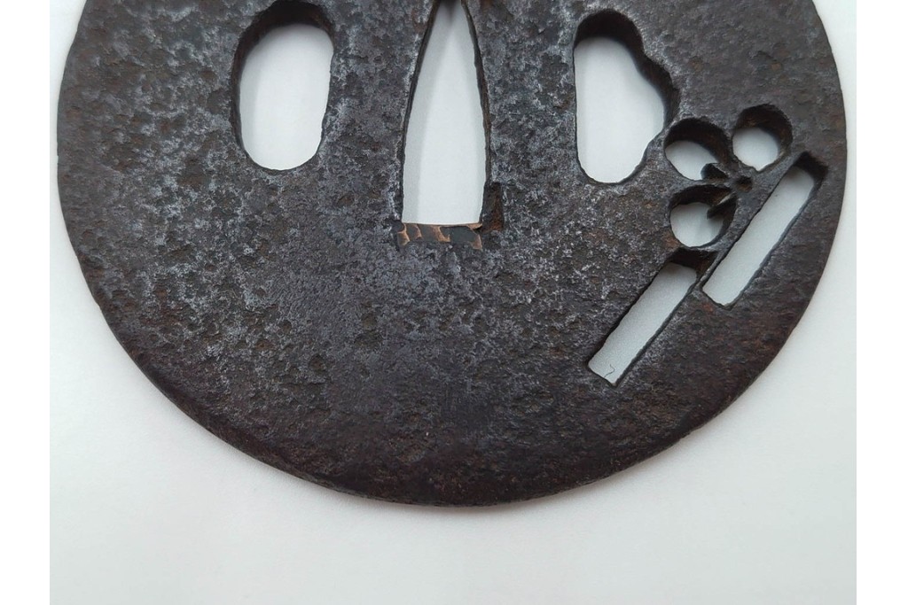 時代武具　鉄地丸形　桜透と梅透の鍔3点セット　(R-086818)