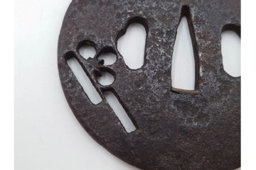 時代武具　鉄地丸形　桜透と梅透の鍔3点セット　(R-086818)