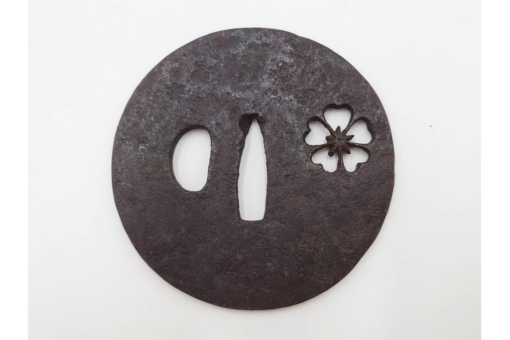 時代武具　鉄地丸形　桜透と梅透の鍔3点セット　(R-086818)