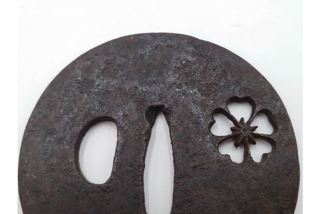 時代武具　鉄地丸形　桜透と梅透の鍔3点セット　(R-086818)