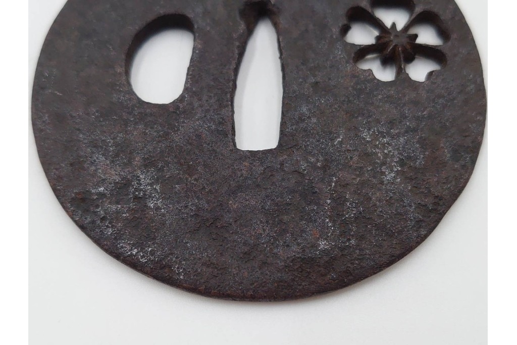 時代武具　鉄地丸形　桜透と梅透の鍔3点セット　(R-086818)