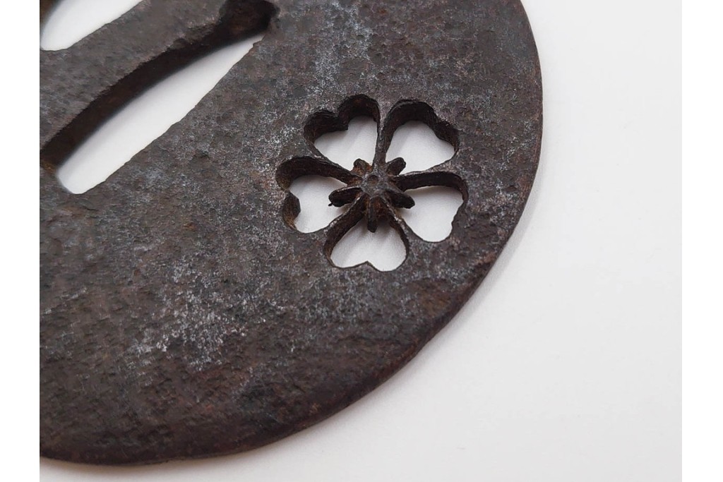 時代武具　鉄地丸形　桜透と梅透の鍔3点セット　(R-086818)