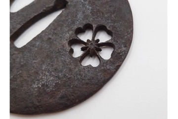 時代武具　鉄地丸形　桜透と梅透の鍔3点セット　(R-086818)