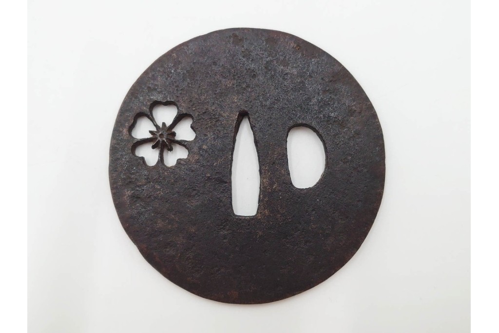 時代武具　鉄地丸形　桜透と梅透の鍔3点セット　(R-086818)