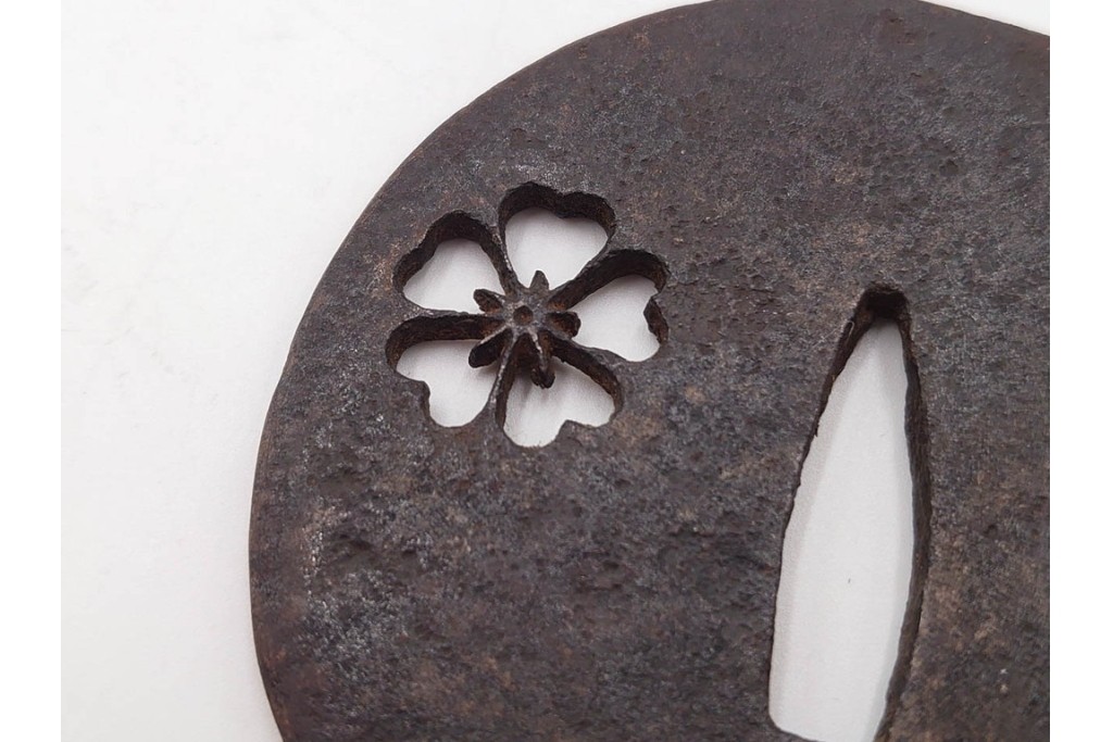 時代武具　鉄地丸形　桜透と梅透の鍔3点セット　(R-086818)