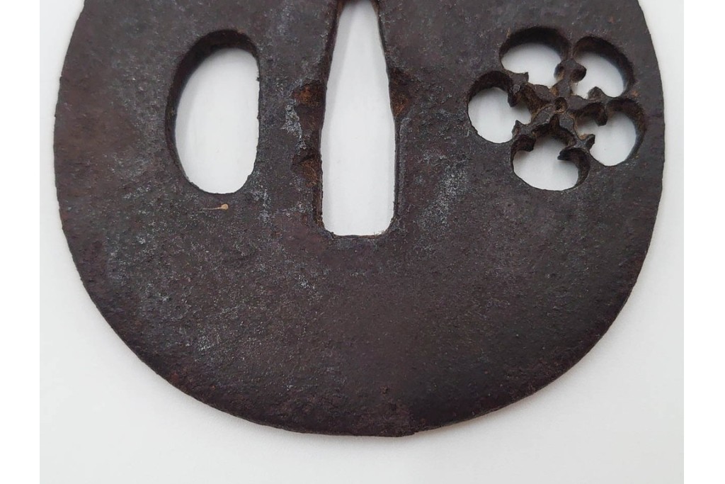 時代武具　鉄地丸形　桜透と梅透の鍔3点セット　(R-086818)