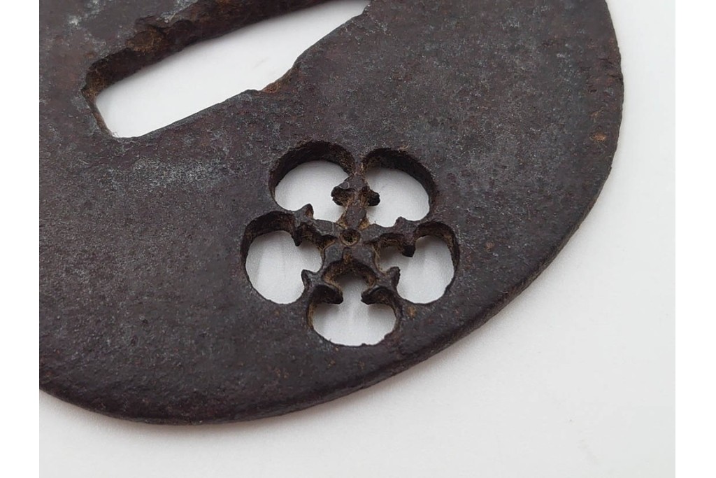 時代武具　鉄地丸形　桜透と梅透の鍔3点セット　(R-086818)