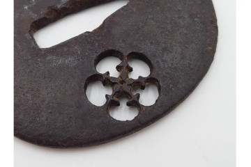 時代武具　鉄地丸形　桜透と梅透の鍔3点セット　(R-086818)