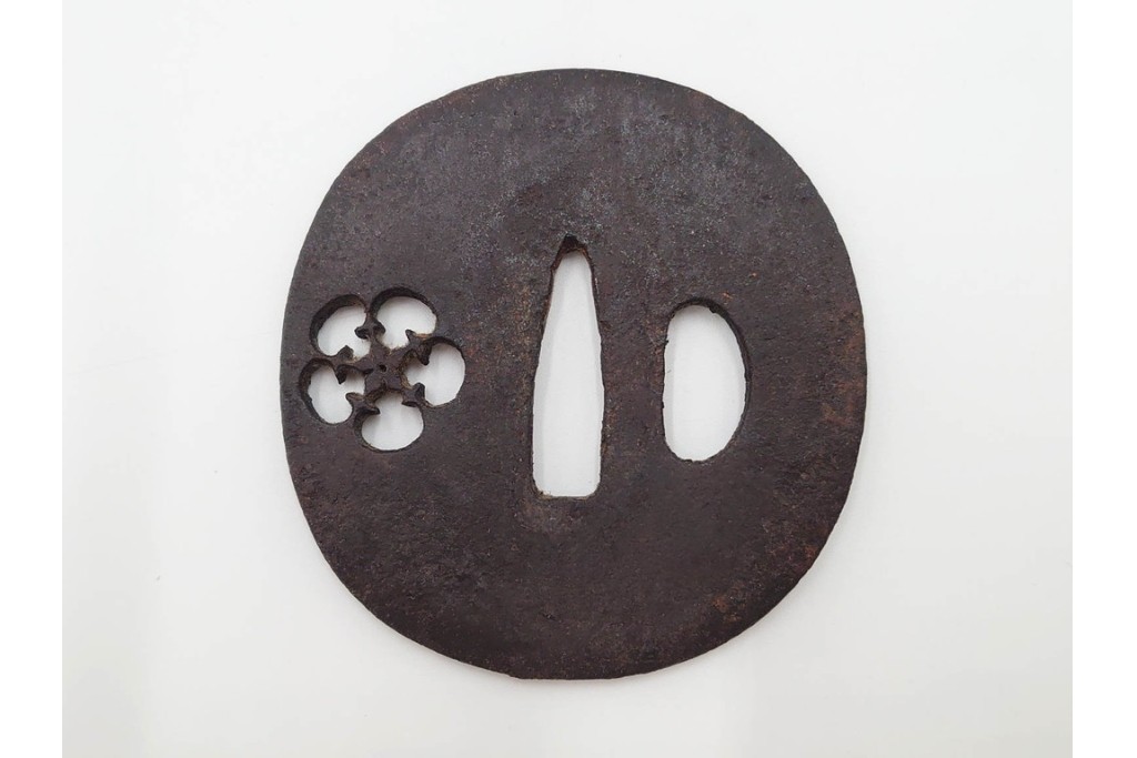 時代武具　鉄地丸形　桜透と梅透の鍔3点セット　(R-086818)