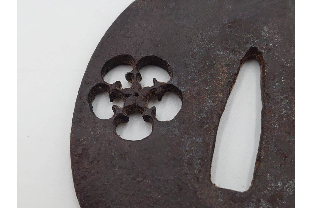 時代武具　鉄地丸形　桜透と梅透の鍔3点セット　(R-086818)