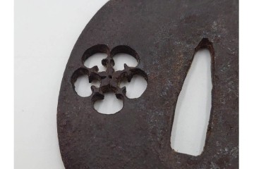 時代武具　鉄地丸形　桜透と梅透の鍔3点セット　(R-086818)