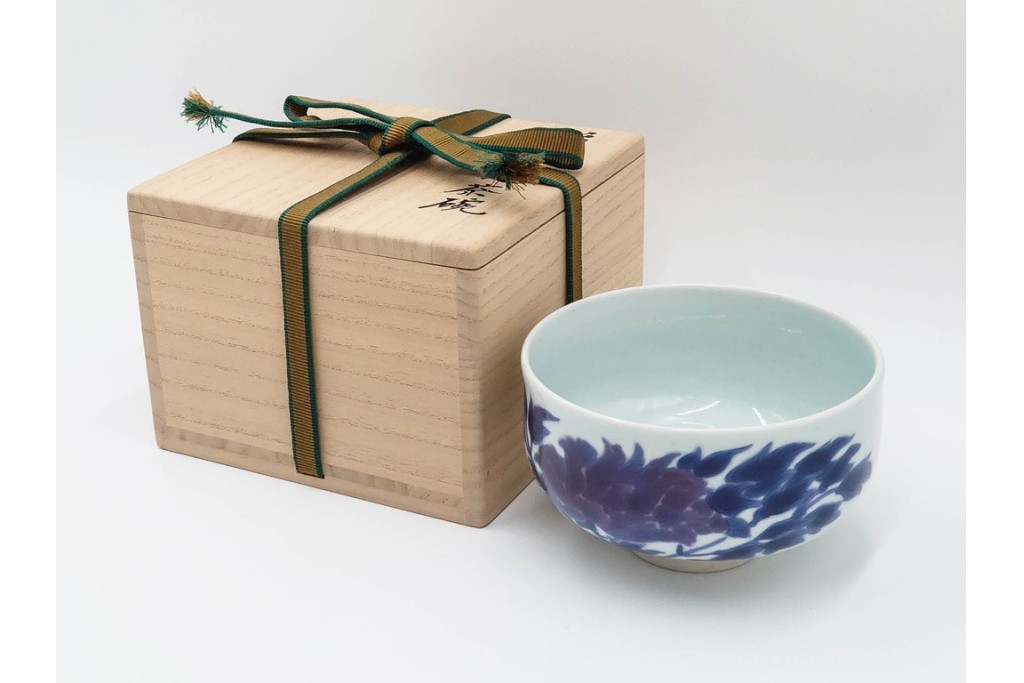 島田文雄作　上品な彩磁牡丹文の茶碗　共箱付き　(R-086821)