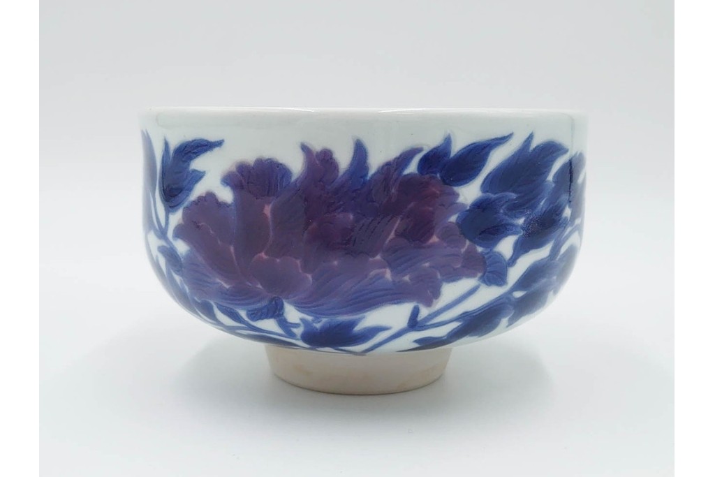 島田文雄作　上品な彩磁牡丹文の茶碗　共箱付き　(R-086821)