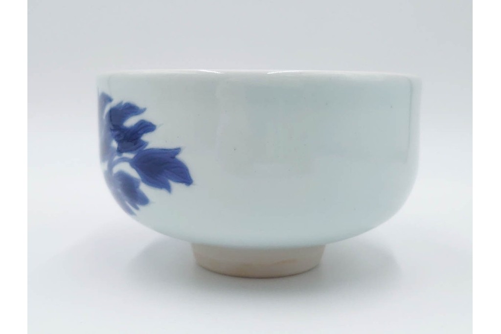 島田文雄作　上品な彩磁牡丹文の茶碗　共箱付き　(R-086821)