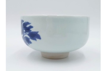 島田文雄作　上品な彩磁牡丹文の茶碗　共箱付き　(R-086821)