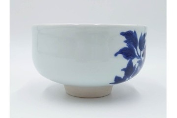 島田文雄作　上品な彩磁牡丹文の茶碗　共箱付き　(R-086821)