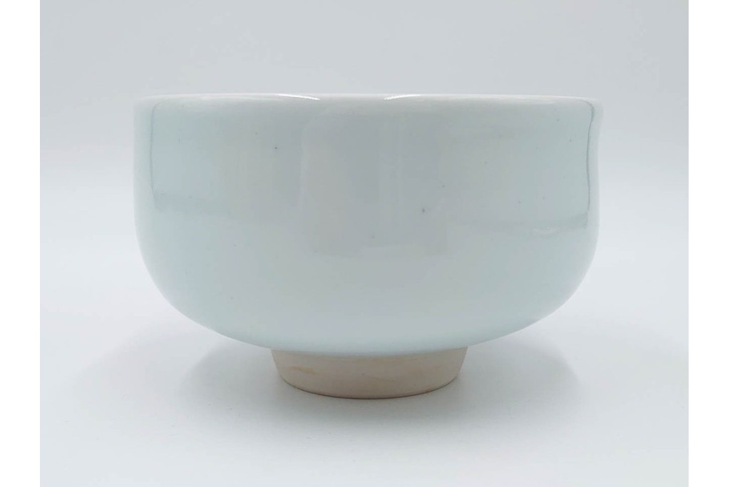 島田文雄作　上品な彩磁牡丹文の茶碗　共箱付き　(R-086821)