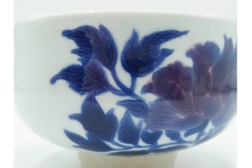 島田文雄作　上品な彩磁牡丹文の茶碗　共箱付き　(R-086821)