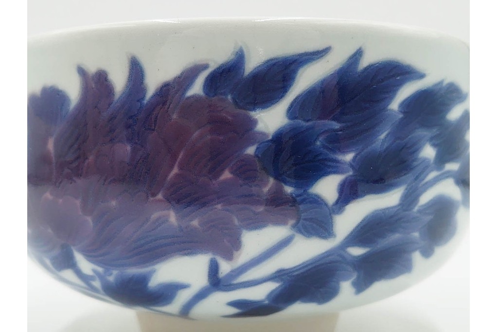 島田文雄作　上品な彩磁牡丹文の茶碗　共箱付き　(R-086821)