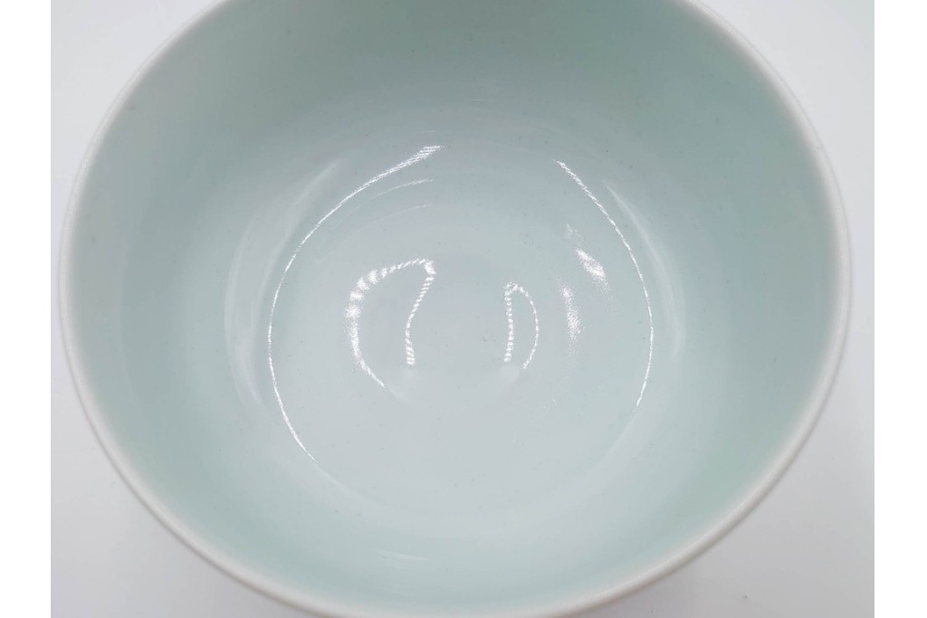 島田文雄作　上品な彩磁牡丹文の茶碗　共箱付き　(R-086821)