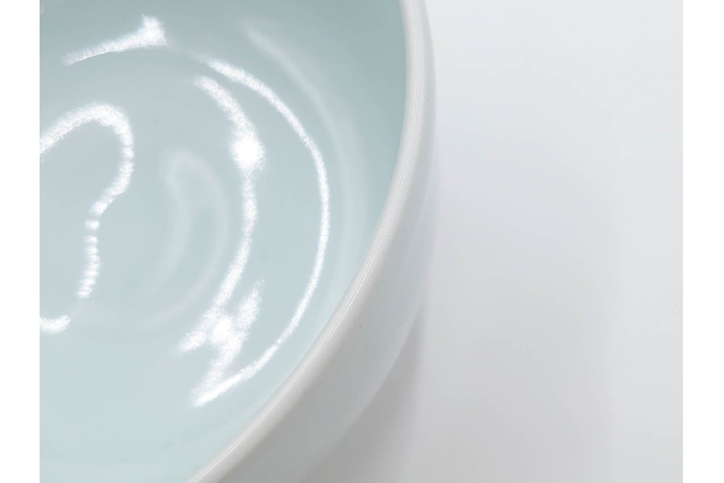 島田文雄作　上品な彩磁牡丹文の茶碗　共箱付き　(R-086821)