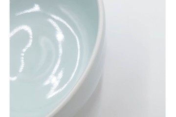 島田文雄作　上品な彩磁牡丹文の茶碗　共箱付き　(R-086821)