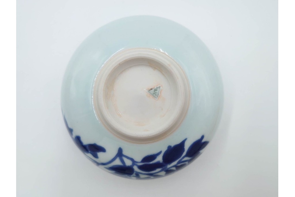 島田文雄作　上品な彩磁牡丹文の茶碗　共箱付き　(R-086821)