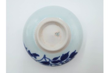 島田文雄作　上品な彩磁牡丹文の茶碗　共箱付き　(R-086821)