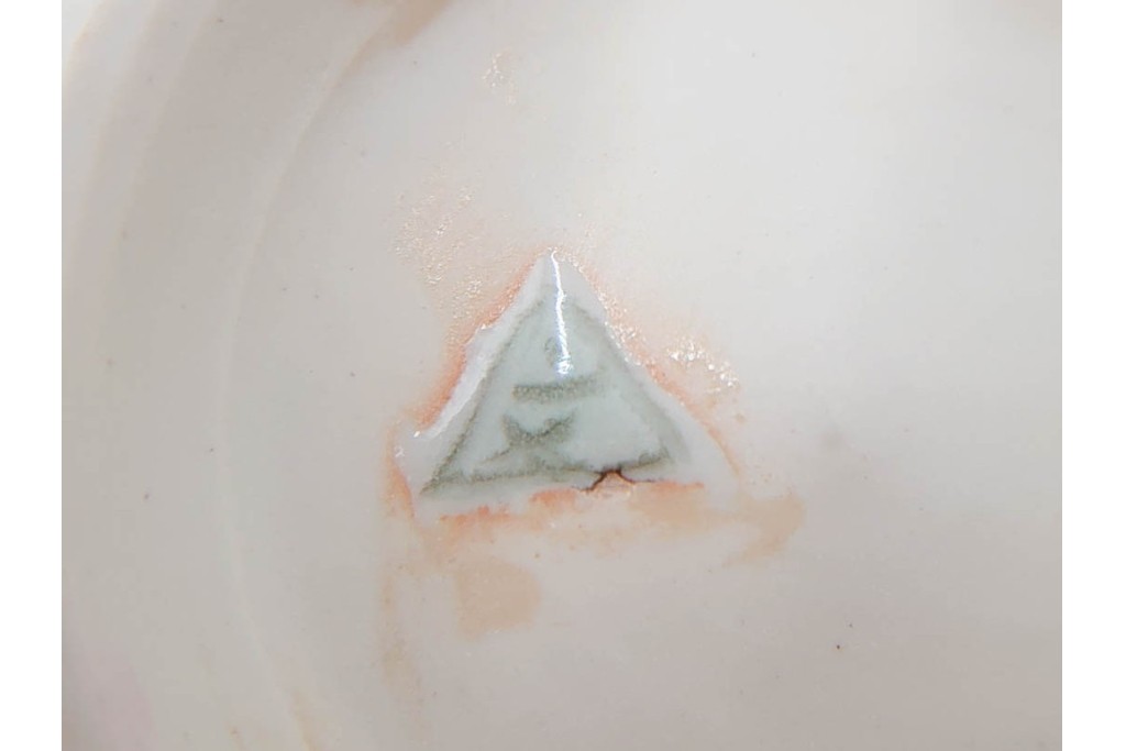 島田文雄作　上品な彩磁牡丹文の茶碗　共箱付き　(R-086821)