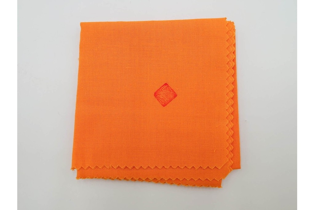 島田文雄作　上品な彩磁牡丹文の茶碗　共箱付き　(R-086821)