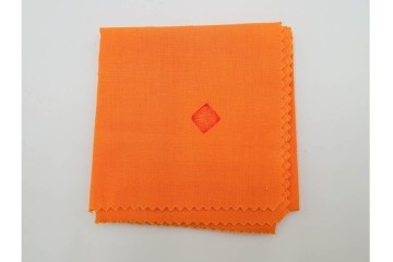 島田文雄作　上品な彩磁牡丹文の茶碗　共箱付き　(R-086821)