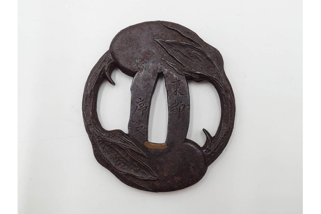 時代武具　「東都序之」在銘 茄子透かし・丸形(蝙蝠)・隅入角形(透かし)の鍔3点セット　外箱付き　(R-086827)