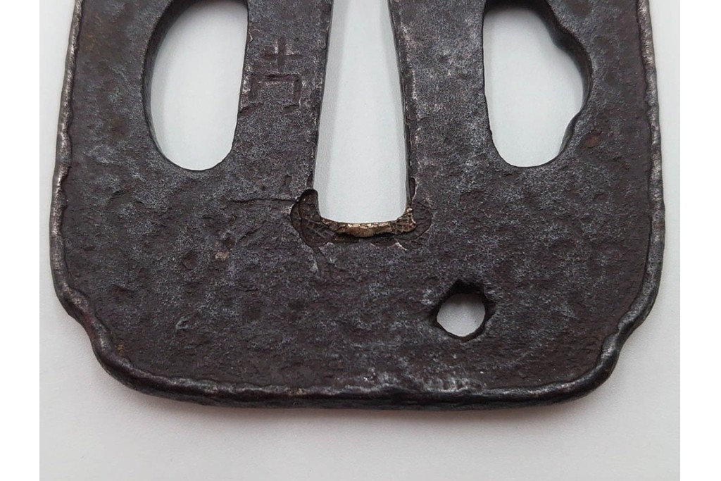 時代武具　「東都序之」在銘 茄子透かし・丸形(蝙蝠)・隅入角形(透かし)の鍔3点セット　外箱付き　(R-086827)