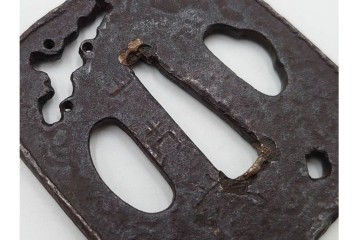 時代武具　「東都序之」在銘 茄子透かし・丸形(蝙蝠)・隅入角形(透かし)の鍔3点セット　外箱付き　(R-086827)