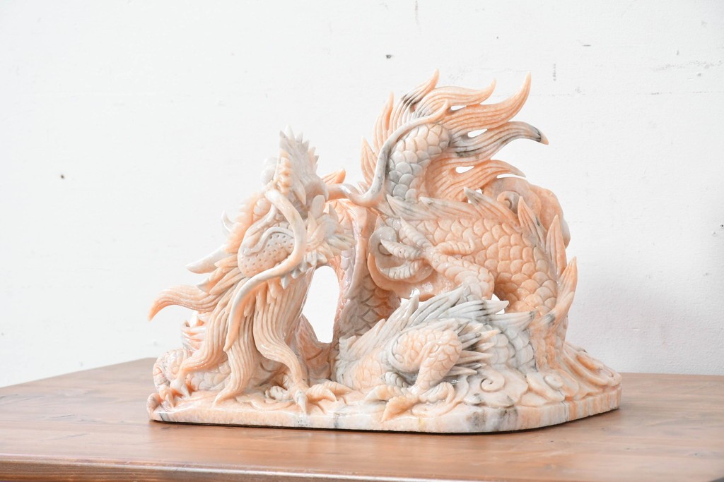 日本製　ピンク色の大理石で表現した躍動感あふれる龍の彫刻　(R-086832)