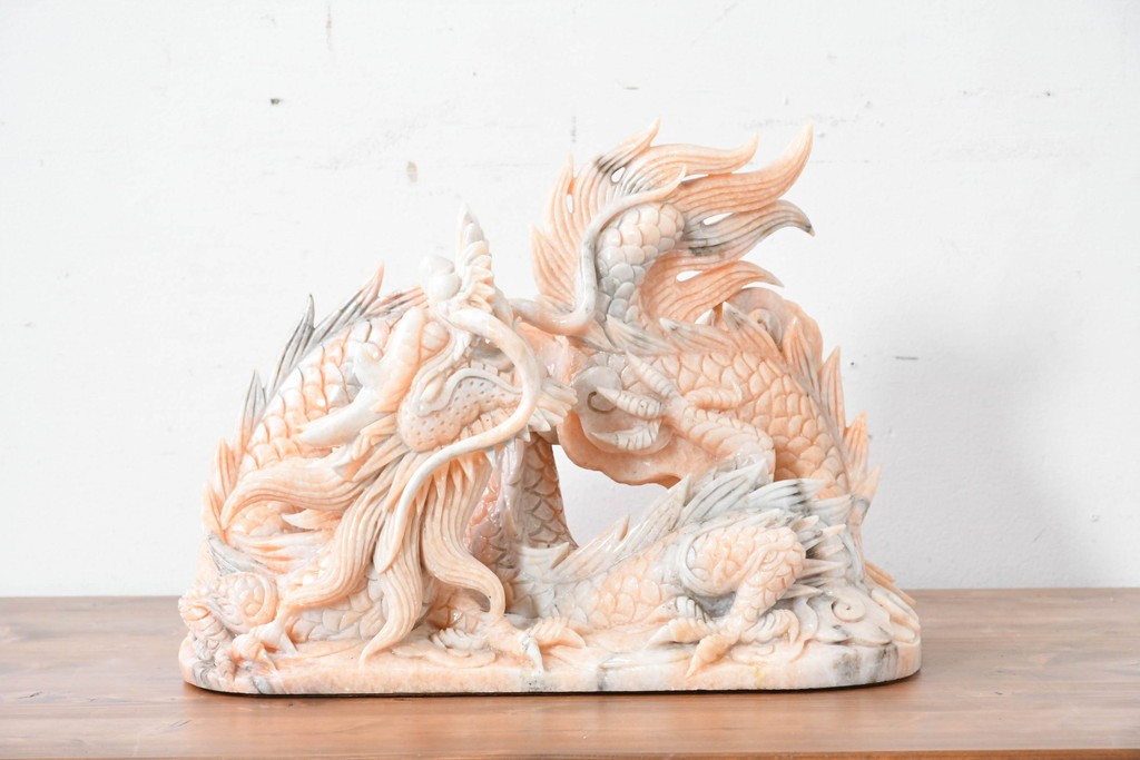 日本製　ピンク色の大理石で表現した躍動感あふれる龍の彫刻　(R-086832)