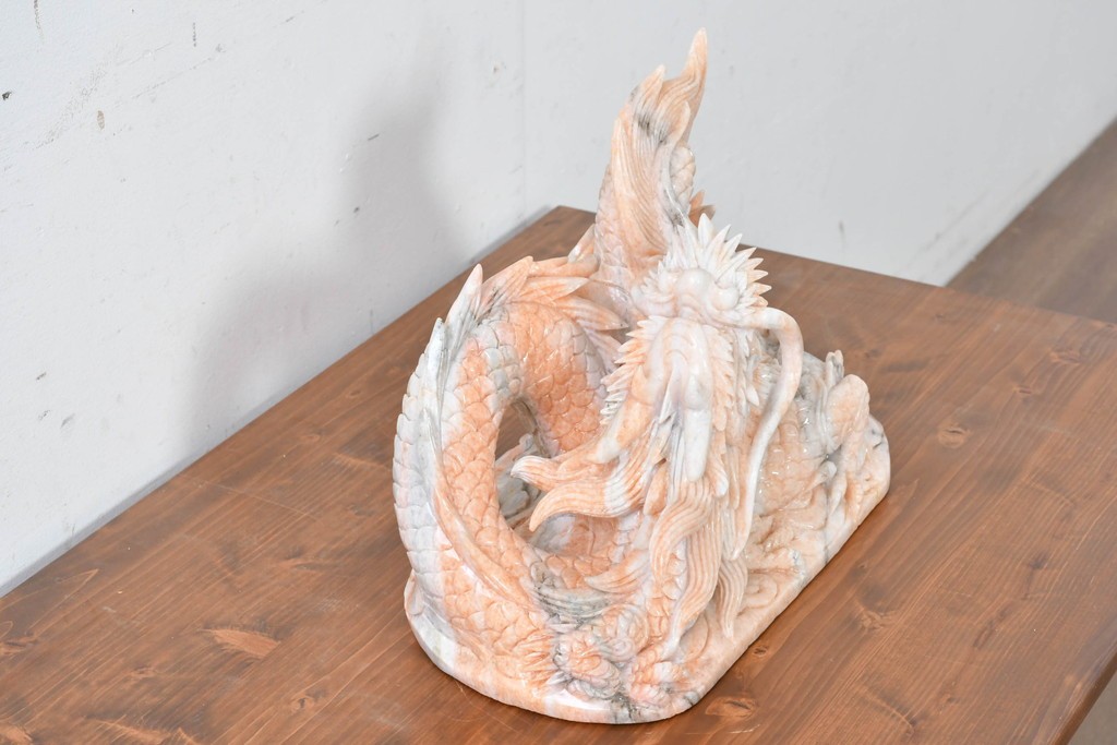 日本製　ピンク色の大理石で表現した躍動感あふれる龍の彫刻　(R-086832)