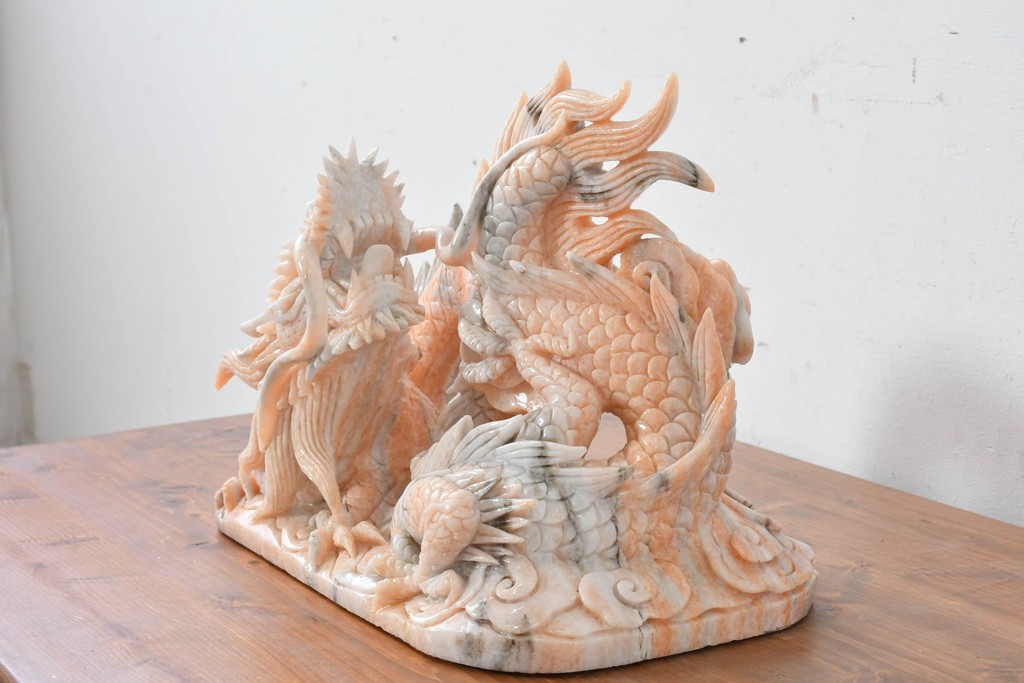 日本製　ピンク色の大理石で表現した躍動感あふれる龍の彫刻　(R-086832)