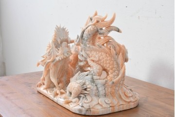 日本製　ピンク色の大理石で表現した躍動感あふれる龍の彫刻　(R-086832)