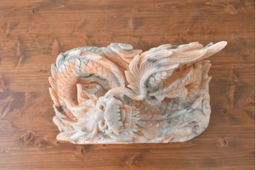 日本製　ピンク色の大理石で表現した躍動感あふれる龍の彫刻　(R-086832)